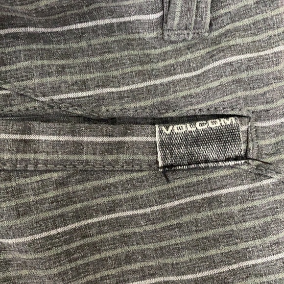 2T Volcom shorts - Picture 2 of 3